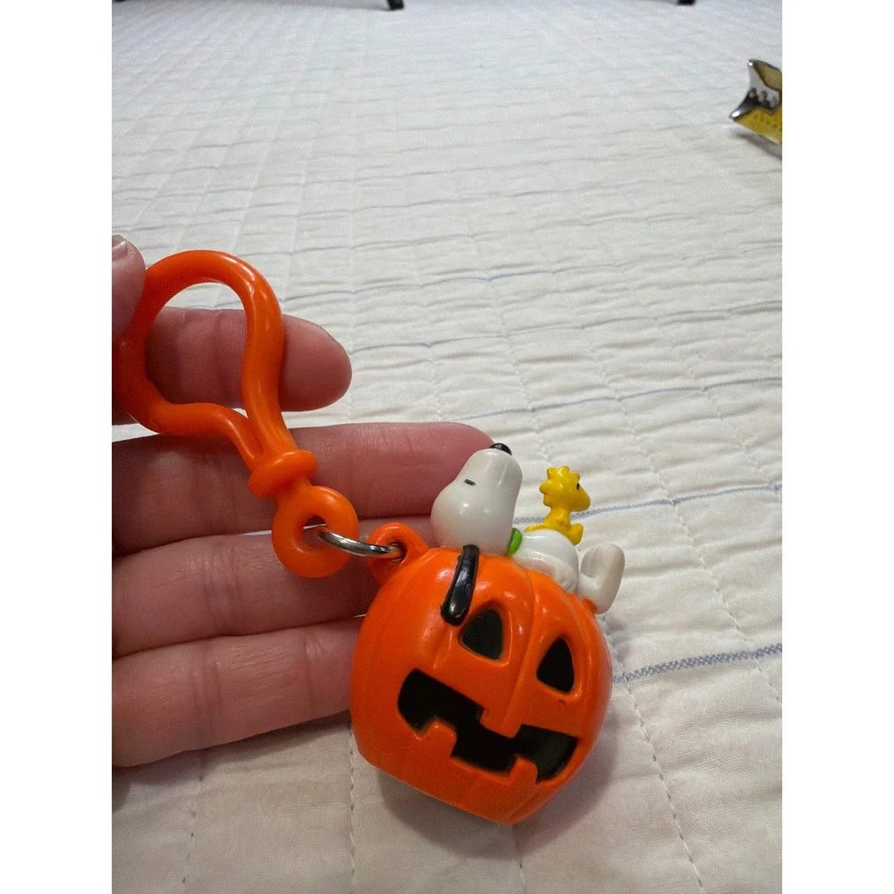 2005 Peanuts Snoopy Woodstock Halloween Pumpkin Clip On Keychain UFS Astronics